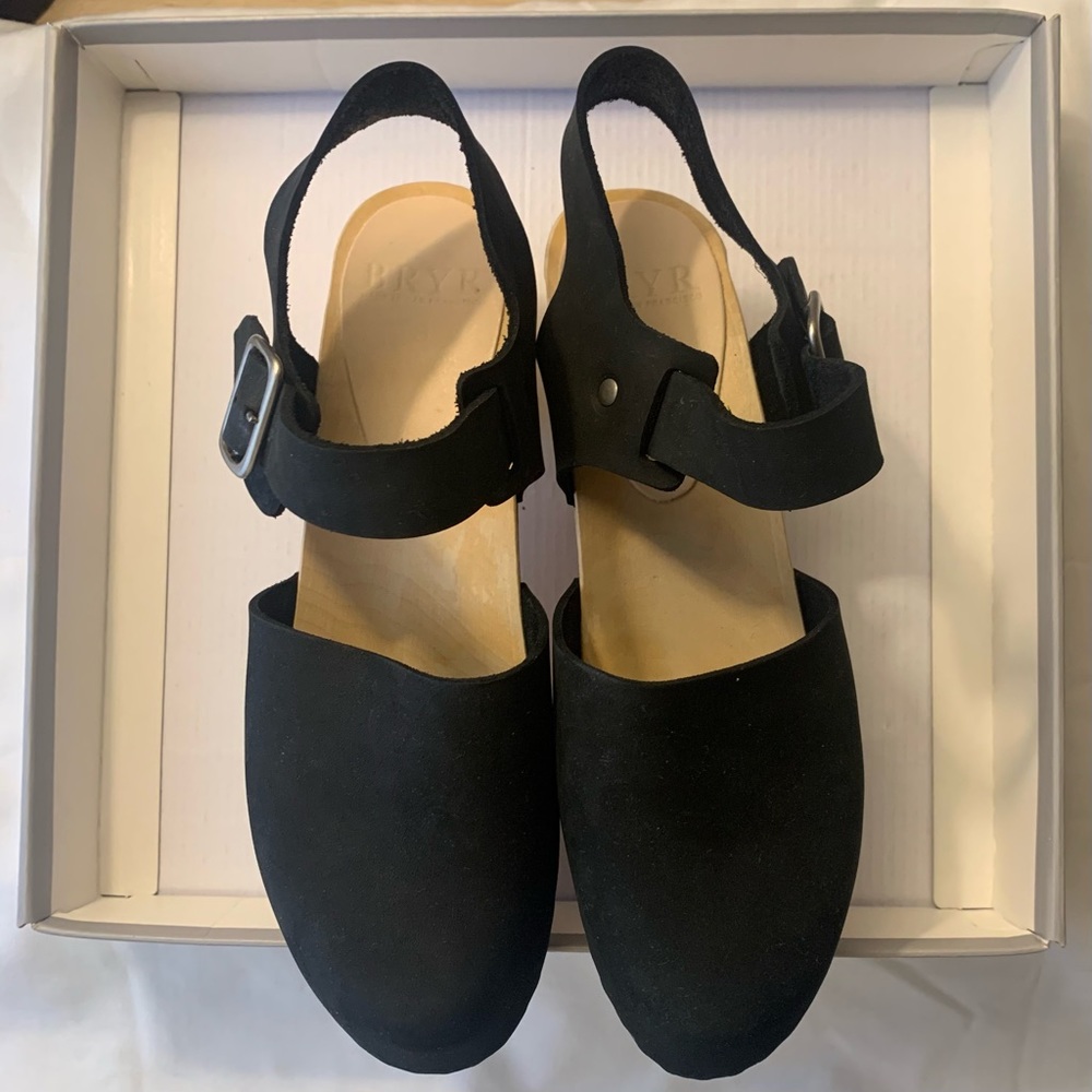 Bryr Clog Emma Closed Toe Mid Heel